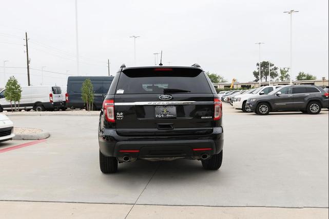 Photo of 2015 Tuxedo Black Metallic Ford Explorer