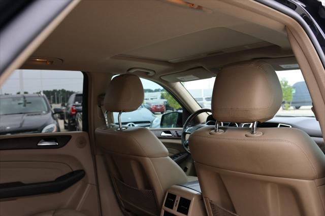 Photo of 2015 BLACK Mercedes-Benz M-Class