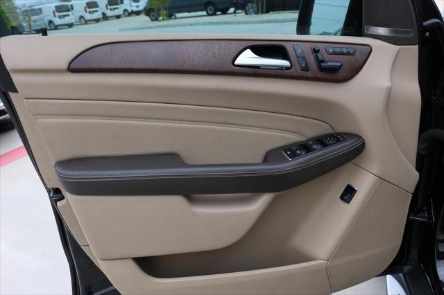 Photo of 2015 BLACK Mercedes-Benz M-Class