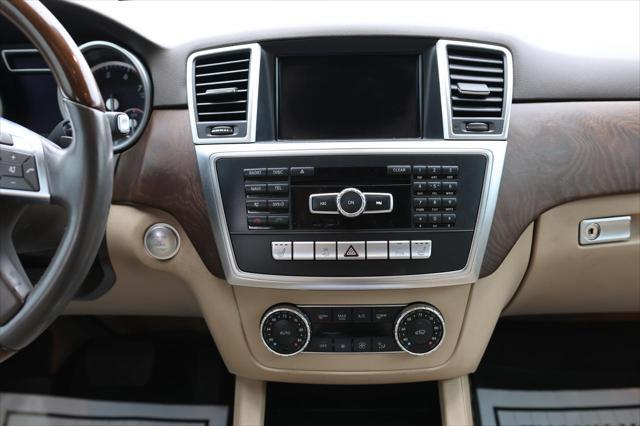 Photo of 2015 BLACK Mercedes-Benz M-Class