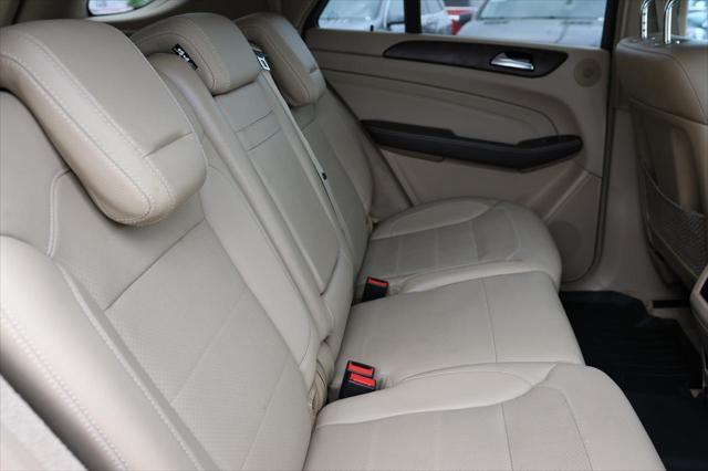 Photo of 2015 BLACK Mercedes-Benz M-Class