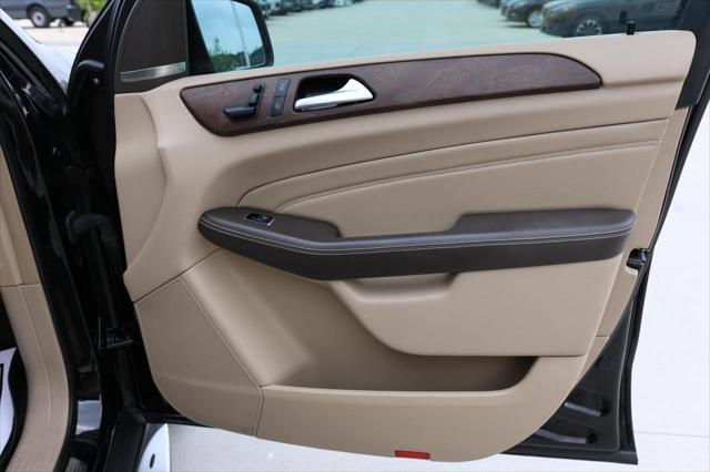 Photo of 2015 BLACK Mercedes-Benz M-Class