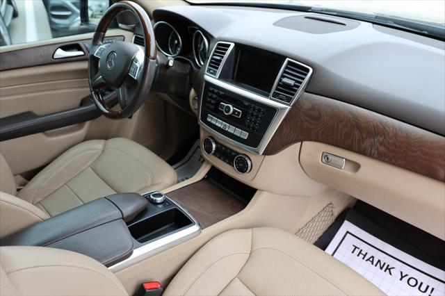 Photo of 2015 BLACK Mercedes-Benz M-Class