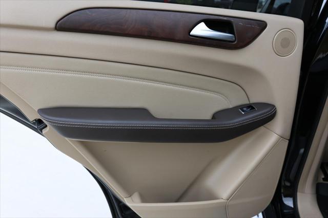 Photo of 2015 BLACK Mercedes-Benz M-Class