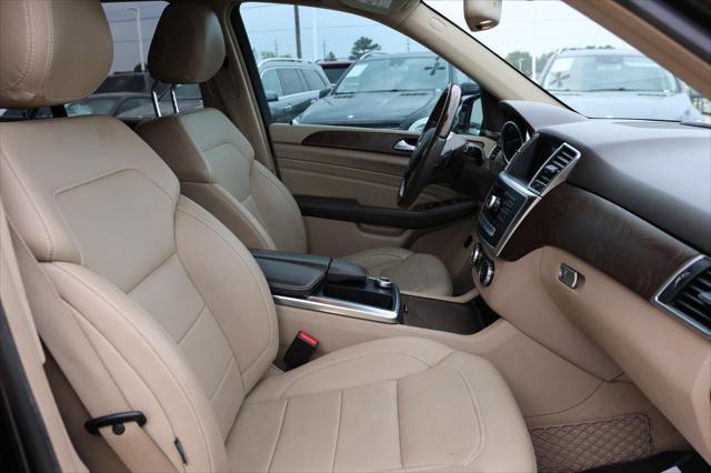 Photo of 2015 BLACK Mercedes-Benz M-Class