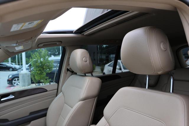 Photo of 2015 BLACK Mercedes-Benz M-Class