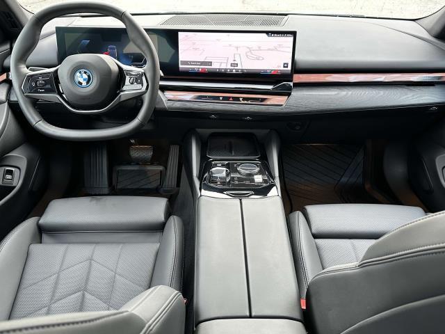 Photo of 2024 Dark Graphite Metallic BMW i5