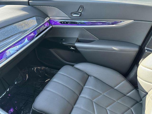 Photo of 2024 Mineral White Metallic BMW i7