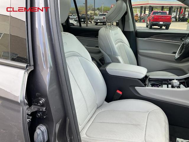 Photo of 2022 Metallic Jeep Grand Cherokee