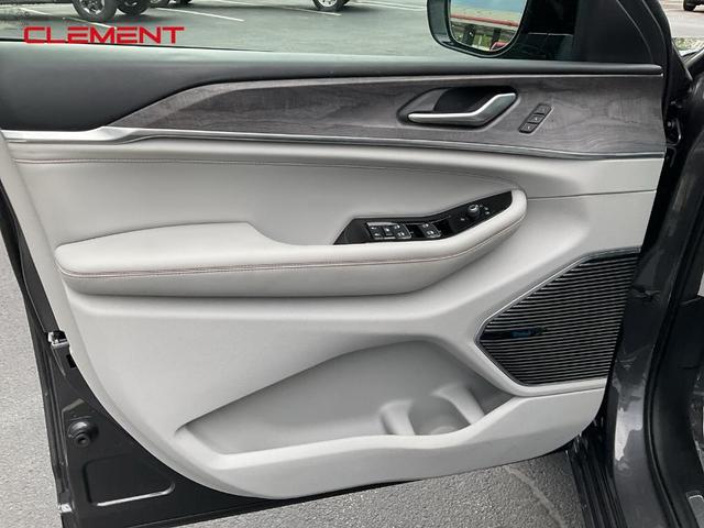 Photo of 2022 Metallic Jeep Grand Cherokee
