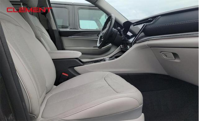 Photo of 2022 Metallic Jeep Grand Cherokee