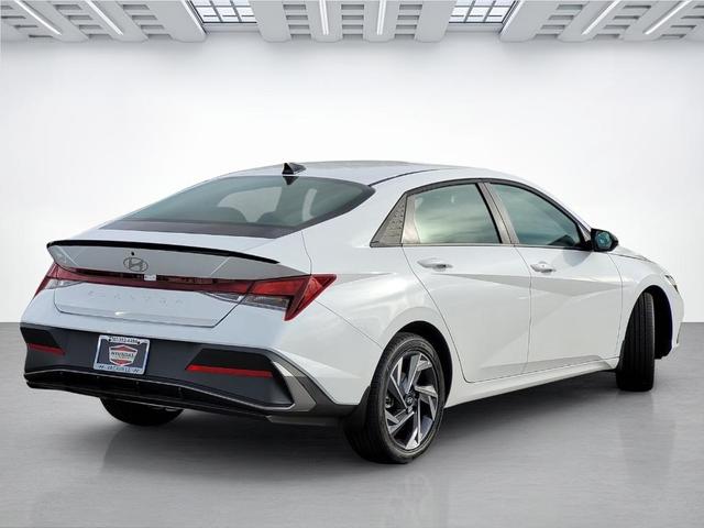 Photo of 2025 White Hyundai ELANTRA