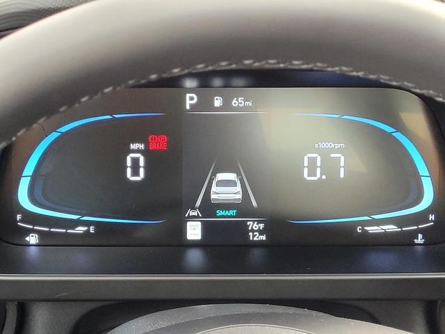 Photo of 2025 White Hyundai ELANTRA