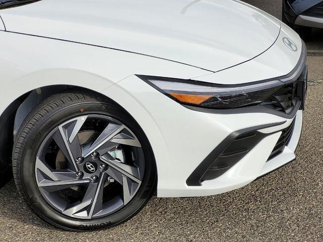 Photo of 2025 White Hyundai ELANTRA