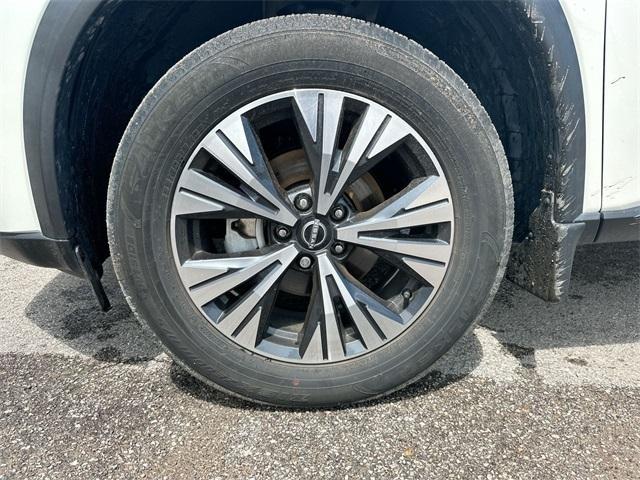 Photo of 2023 White Nissan Rogue