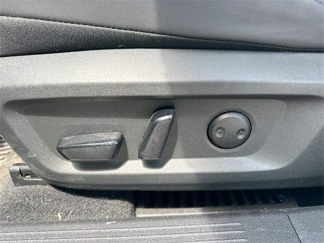 Photo of 2023 White Nissan Rogue