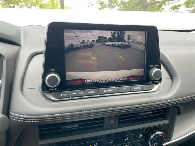 Photo of 2025 Glacier White Nissan Rogue