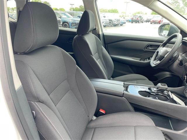 Photo of 2025 Glacier White Nissan Rogue
