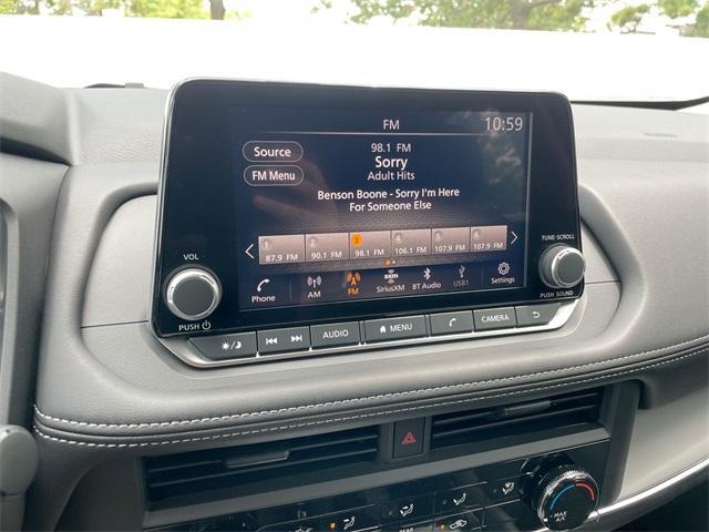Photo of 2025 Glacier White Nissan Rogue