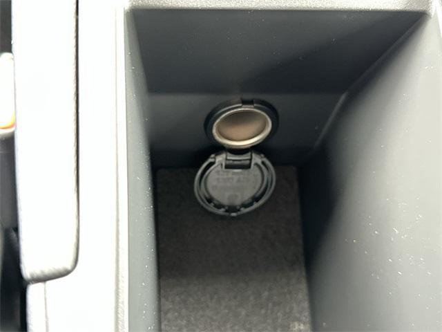 Photo of 2025 Canyon Bronze M Nissan Kicks