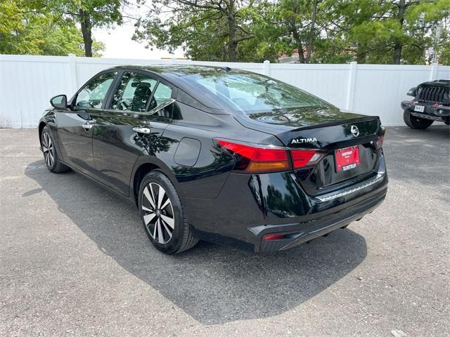 Photo of 2022 Black Nissan Altima