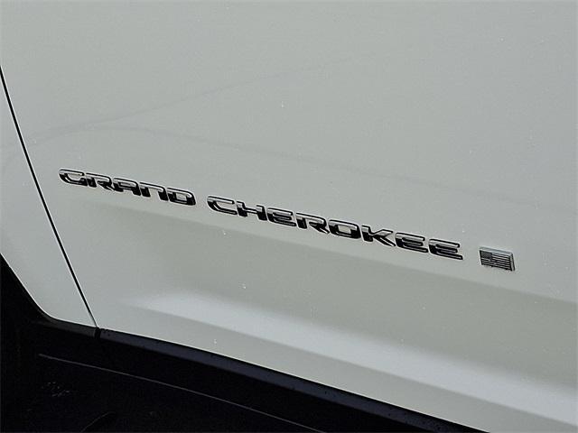 Photo of 2022 Bright White Clearcoat Jeep Grand Cherokee