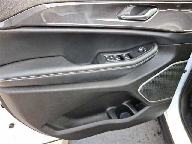 Photo of 2022 Bright White Clearcoat Jeep Grand Cherokee
