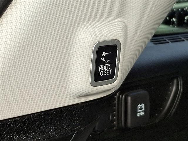 Photo of 2022 Bright White Clearcoat Jeep Grand Cherokee