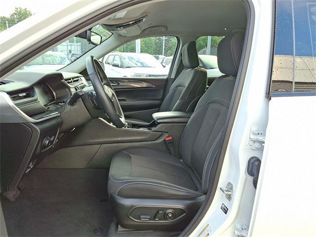 Photo of 2022 Bright White Clearcoat Jeep Grand Cherokee