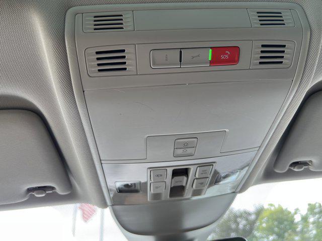 Photo of 2025 Pure White w/Deep Black Roof Volkswagen Taos