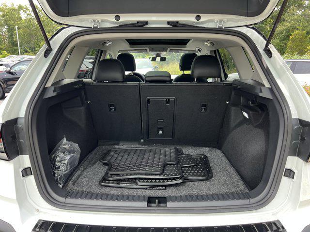 Photo of 2025 Pure White w/Deep Black Roof Volkswagen Taos