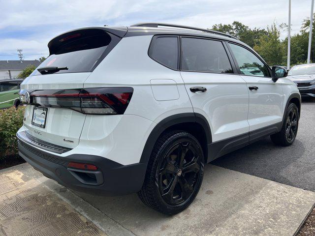 Photo of 2025 Pure White w/Deep Black Roof Volkswagen Taos