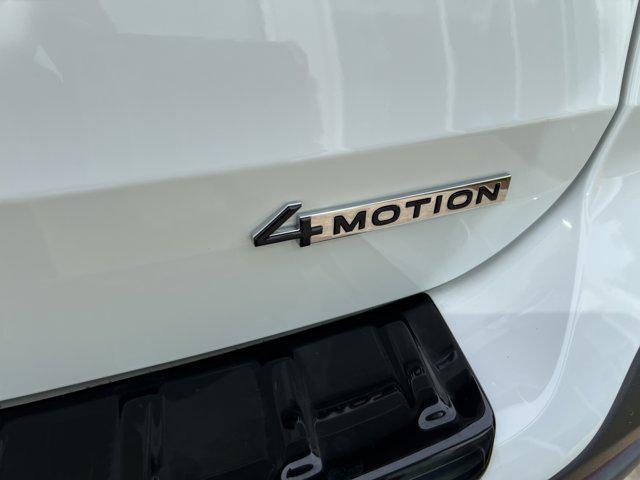 Photo of 2025 Pure White w/Deep Black Roof Volkswagen Taos