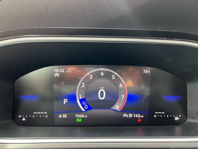 Photo of 2025 Pure White w/Deep Black Roof Volkswagen Taos