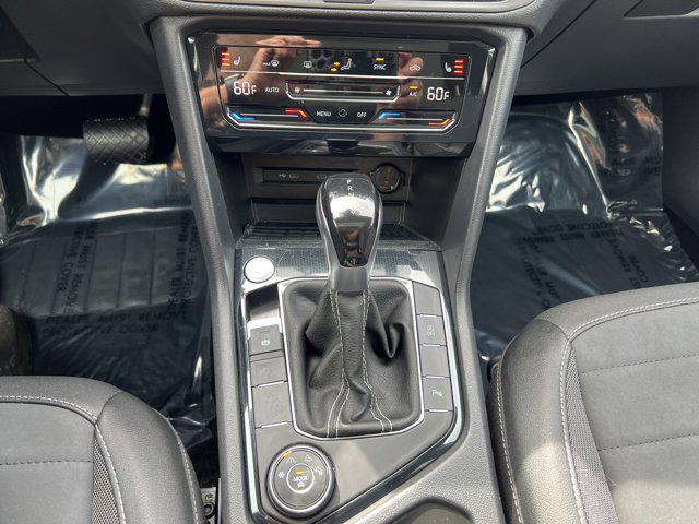 Photo of 2025 Pure White w/Deep Black Roof Volkswagen Taos