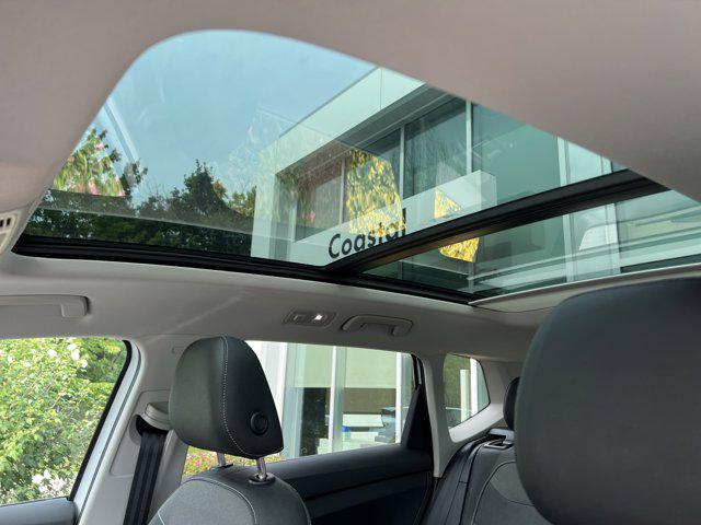 Photo of 2025 Pure White w/Deep Black Roof Volkswagen Taos