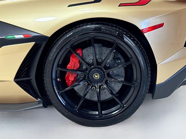 Photo of 2019 Oro Elios Metallic Lamborghini Aventador SVJ