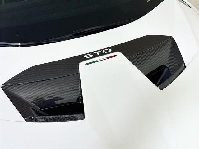 Photo of 2022 Bianco Monocerus Metallic Lamborghini Huracan STO