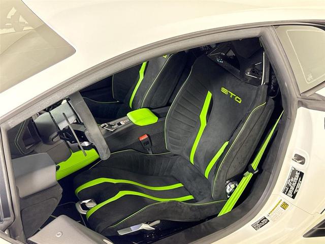 Photo of 2022 Bianco Monocerus Metallic Lamborghini Huracan STO