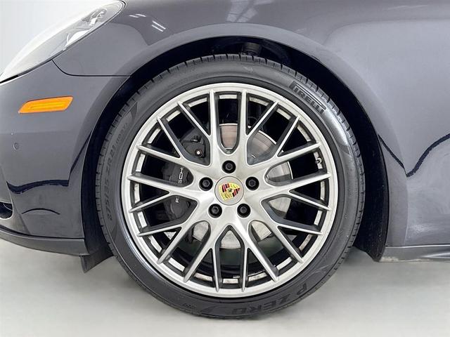 Photo of 2020 Jet Black Metallic Porsche Panamera