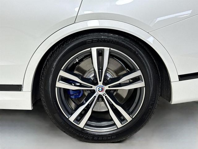 Photo of 2023 Mineral White Metallic BMW X7