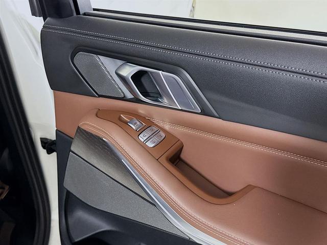 Photo of 2023 Mineral White Metallic BMW X7