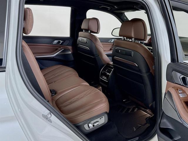 Photo of 2023 Mineral White Metallic BMW X7