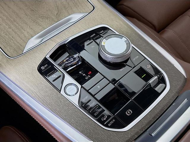 Photo of 2023 Mineral White Metallic BMW X7
