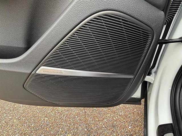 Photo of 2025 Glacier White Metallic Audi Q7