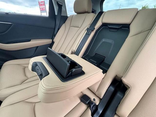 Photo of 2025 Glacier White Metallic Audi Q7