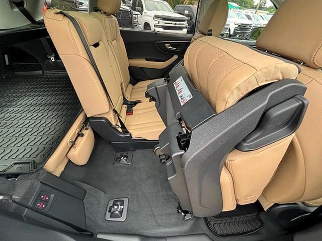 Photo of 2025 Glacier White Metallic Audi Q7