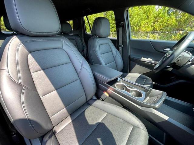 Photo of 2025 White Chevrolet Equinox