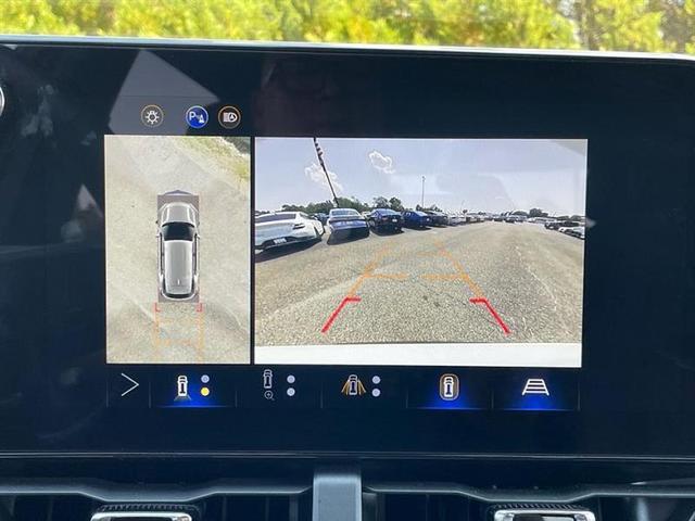 Photo of 2025 White Chevrolet Equinox