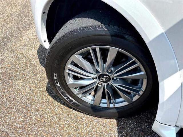 Photo of 2023 Moonstone White INFINITI QX80
